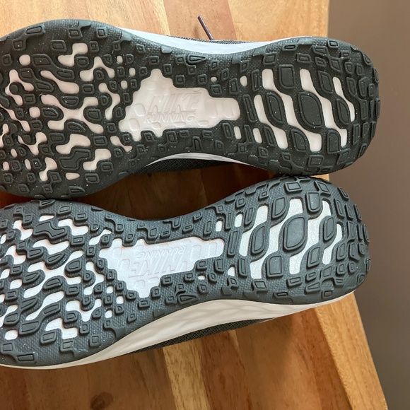 Nike Revolution 6 GS Kid's Running Shoes, Unsex, Size 4 Great for Back To School - Picture 2 of 7